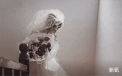 |大家来找茬！44岁妈妈和22岁女儿一毛一样啊这是！