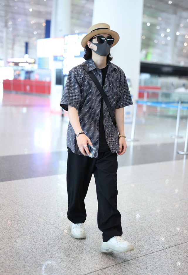 BiuFashion|靠安以轩拿资源的李承铉如今翻红，穿搭时尚有个性，综艺圈粉无数