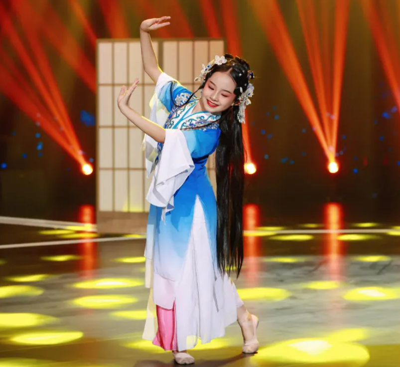 9歲女孩酷似“劉亦菲”，因跳舞收獲179萬粉絲，傢庭教育令人唏噓-圖7