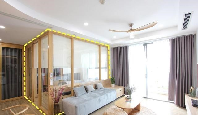 |客厅和南次卧打通融合，清爽开阔，半墙设计重组空间，分出健身区