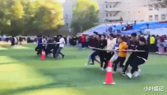 小叶娱记 妹子,知道你很热,可是也不能穿成这样出门啊,太尴尬了吧!