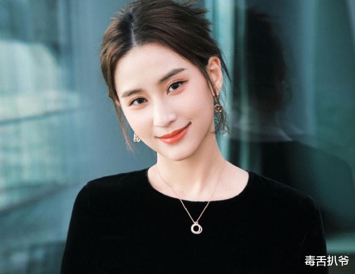 何超莲|何超莲凌晨为男友庆生，两人搞怪合影好甜蜜，遭网友在线催婚！