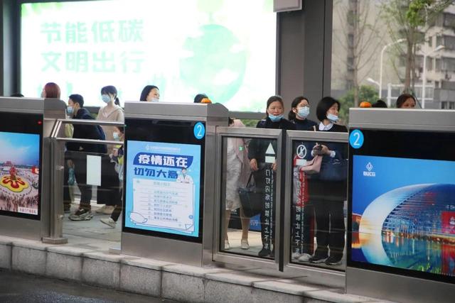 株洲发布 普通公交与智轨电车同道，株洲公交快速廊道“首秀”，你感觉怎样？