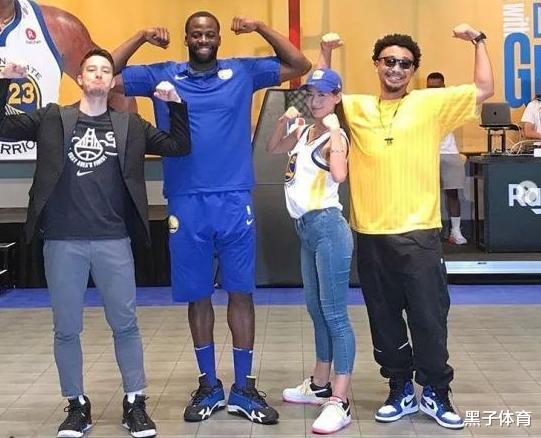 日本队|日本女记者孤身闯NBA，傲人身材不输卡戴珊，和球员合影小鸟依人
