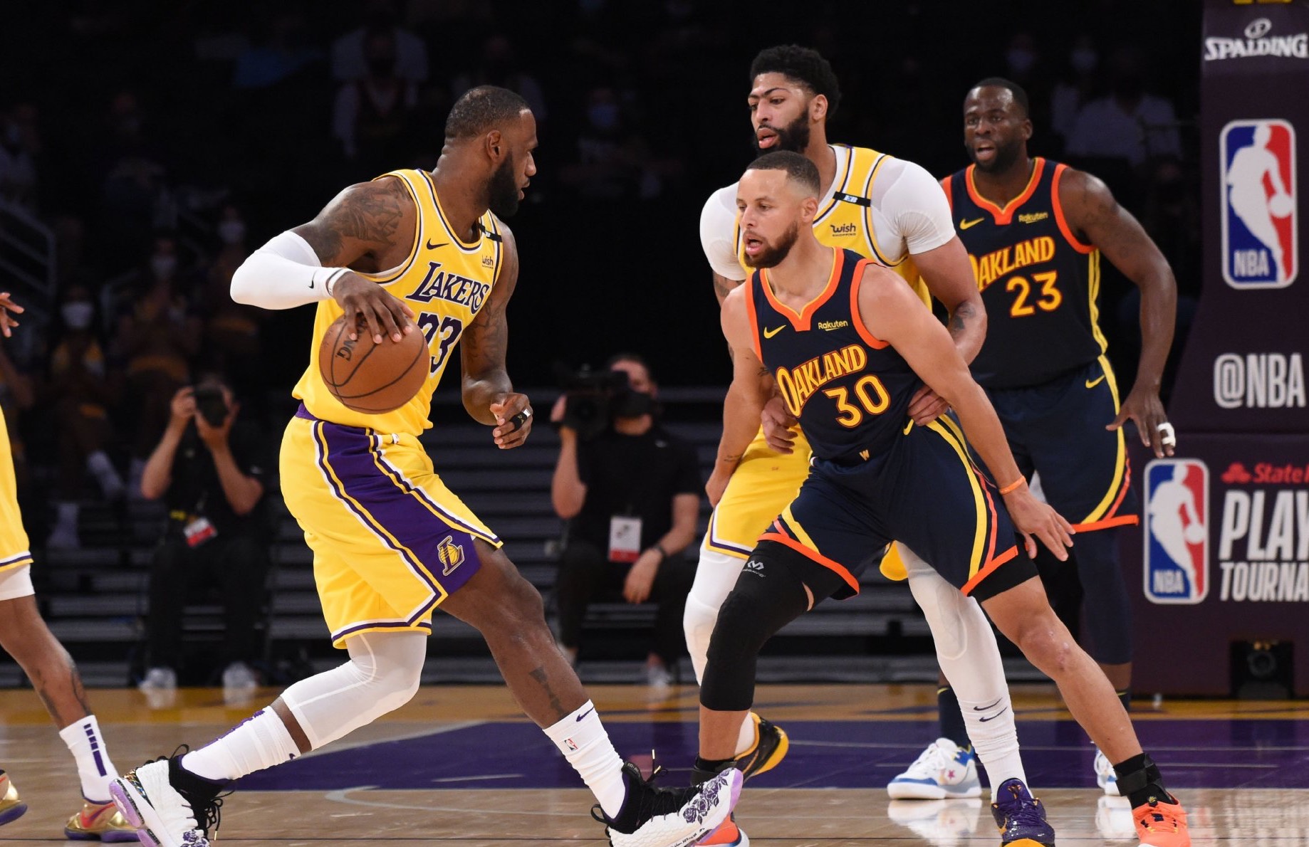 湖人队|保底半决赛！湖人最强阵容打爆勇士，詹姆斯夺冠稳了？