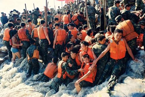 每天读宋词 1998年抗洪感人一幕，民众对着战士哭喊：别跳了，房子我们不要了