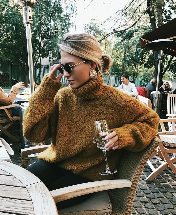 宝贝你别闹 这才是中年女性该有的秋冬打扮,高领毛衣+半身裙,优雅又显气质