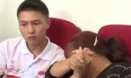 4岁男童被邻居拐走,17年后成了富二代,面对两个家庭他难以抉择?