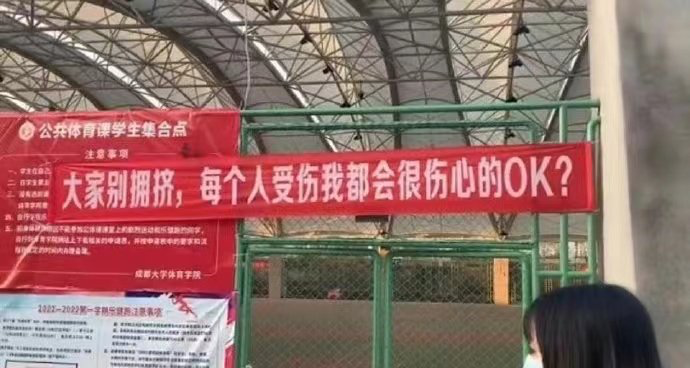 王俊凯|偶遇王俊凯张家口滑雪，跟朋友进店买袜子和护脸，私服好酷