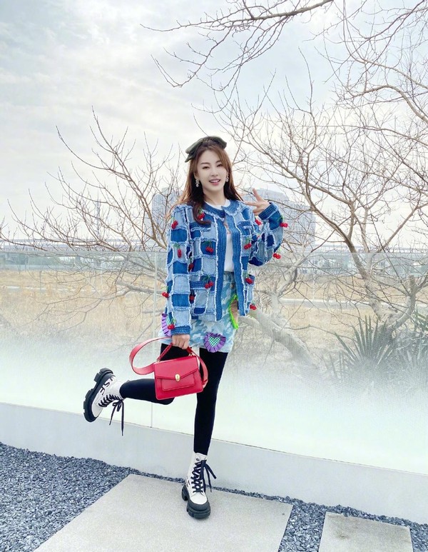 穿衣搭配|张雨绮真是敢穿，头上顶这么大个蝴蝶结，全靠自己的高级感撑起来