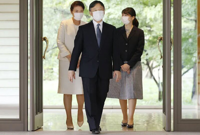 全球时尚风行|雅子皇后一家三口罕见亮相！19岁爱子公主变美了，气质输给妈妈
