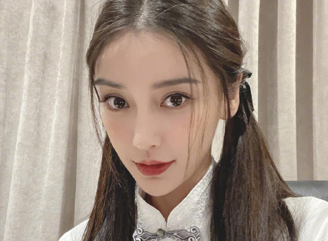 家装日志 小海绵去剧组探班妈妈baby，被保姆抱着超乖巧，在一旁安静等妈妈