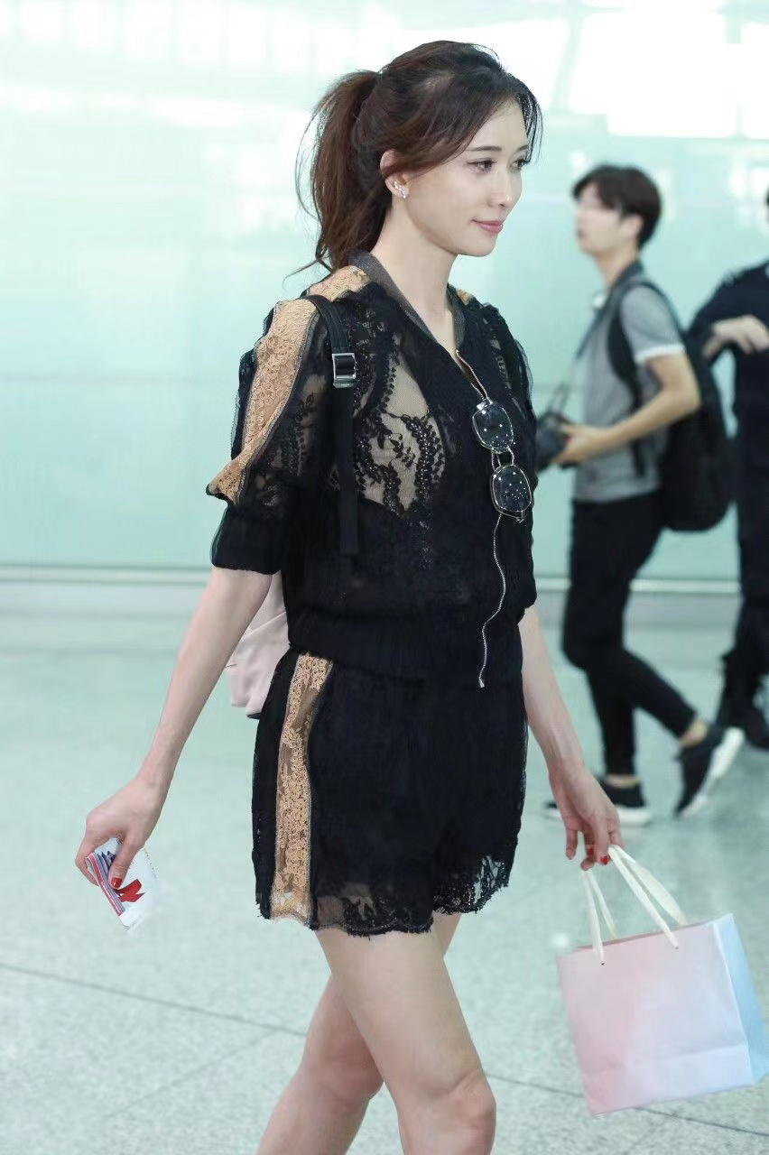 林志玲|林志玲太敢穿!机场私服不忘秀身材