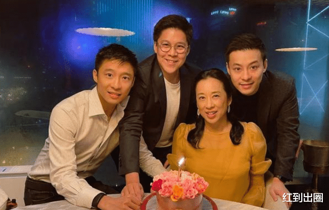 郭晶晶|霍启刚夫妇出席酒会！40岁郭晶晶穿礼裙现身，身材发福一脸阔太相