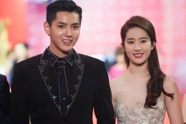 吴亦凡|港媒曝吴亦凡被抓时画面,戴墨镜项链嘻哈风十足,被嘲偶像包袱浓