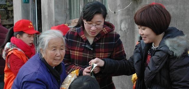 缘来妈咪|“嫌你穷怕你富”大伯一家趁人之危,让我领悟亲戚的另一种本质