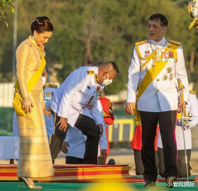 诗妮娜|素缇达拿折扇卖萌逗乐拉玛十世，帕查拉偷瞄，诗妮娜不敢乐