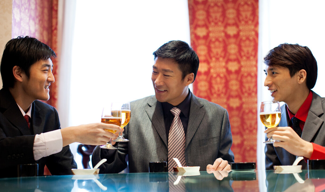 脑梗|42岁男子,头痛半月后脑梗,医生直言:常喝“1水”相当于大口喝油