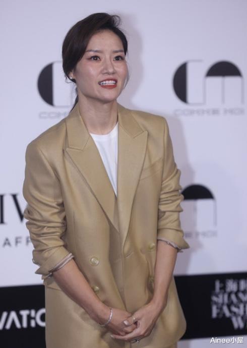 Ainee小屋 李娜有女强人的气场,穿宽大西装套装不邋遢,骨子里的干练藏不住