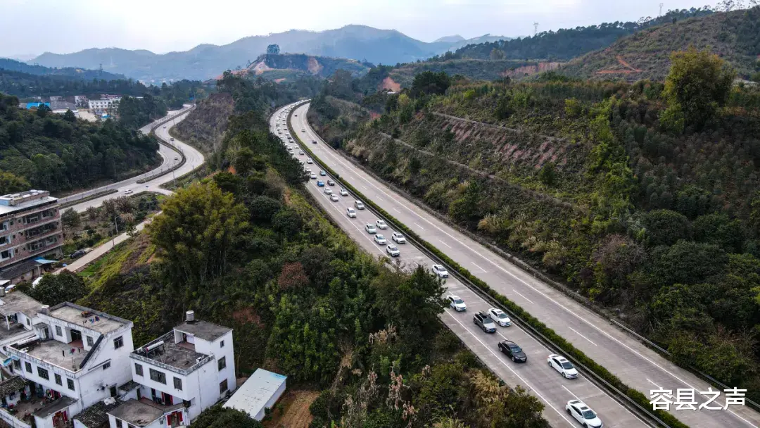 容县之声 节后返程高峰来袭，堵堵堵！广西高速上演堵车大片，从白天堵到黑夜