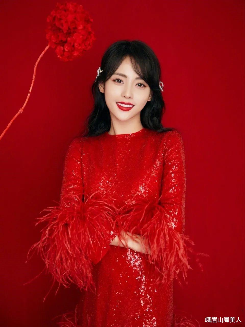 峨眉山周美人|今夏火了一种颜色叫：荔枝红，显白又优雅，明星早就穿上了