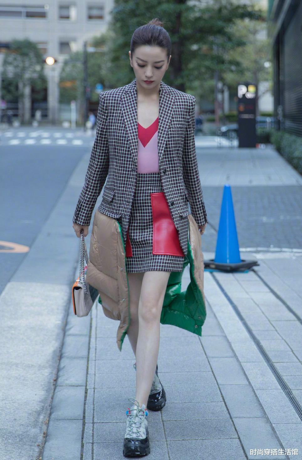 赵薇|赵薇疯了吧？把羽绒服剪了拼在西服下，为博眼球够拼