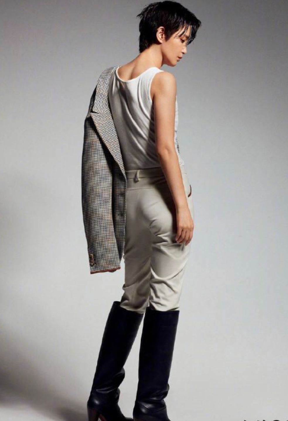 怀孕 李冰冰剪短发好惊艳,穿上男装成帅气小鲜肉,哪像快50岁的阿姨