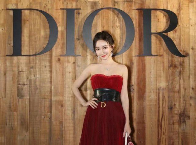 赵丽颖|网红与韩庚卢靖姗合影横在两口子中间，被指比卢靖姗更像韩庚老婆