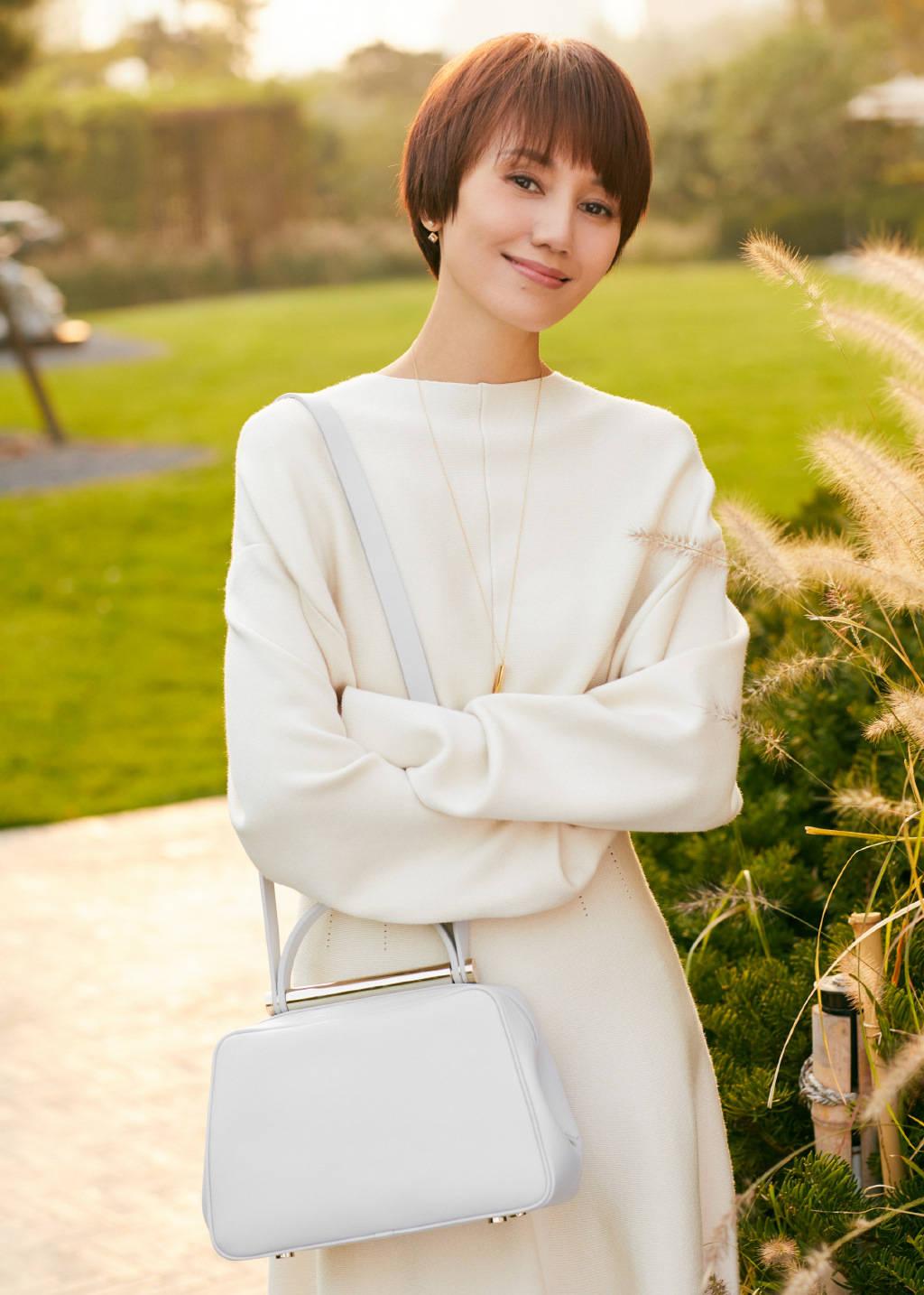 发型|袁泉也翻车?网友:忍了她的发型衣服和副乳,实在忍不了那双鞋