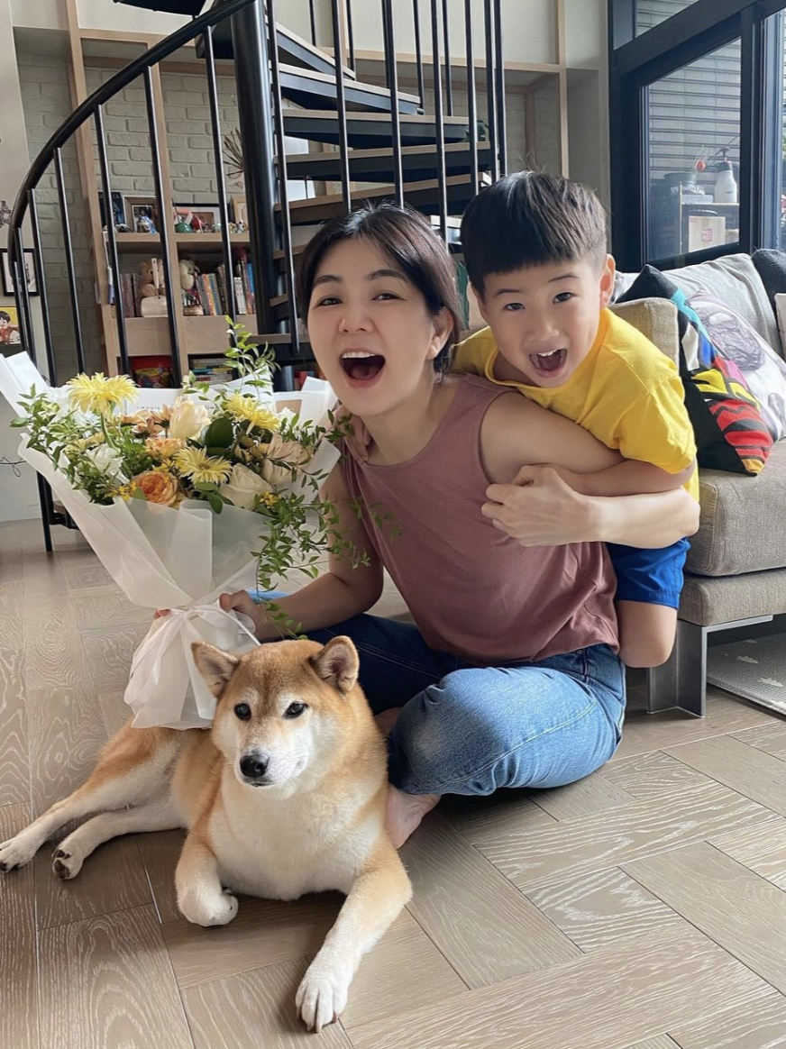 ella|Ella带家人和员工度假，与劲宝DIY披萨，母子欢乐同框画风有爱