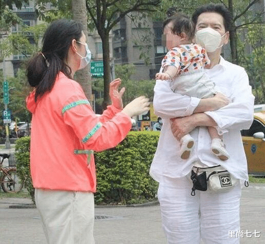 郭碧婷|向华强留台陪儿媳溜娃，请俩保姆却亲自抱娃，郭碧婷打扮太邋遢