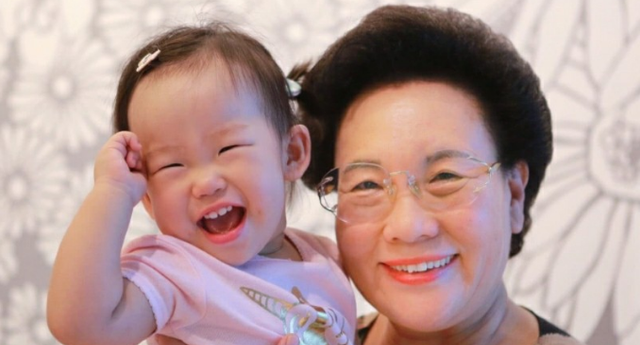 伊能静|伊能静女儿“逆袭式”成长，4岁小米粒越长越精致，眼睛成亮点