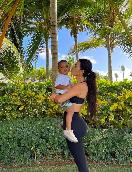 金·卡戴珊|金卡戴珊抱2岁儿子出镜!紧身裤难掩下垂的臀部,素颜比妆后年轻