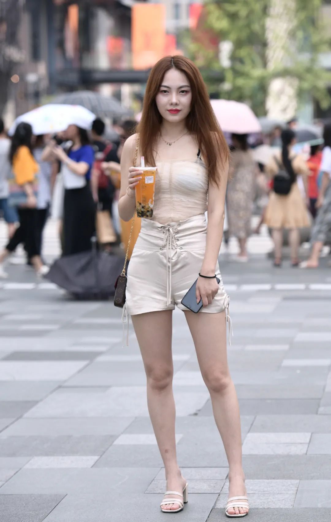 时尚穿搭女装|夏季穿搭:穿米色衣服的时尚女生,肉肉的女生还是挺可爱的