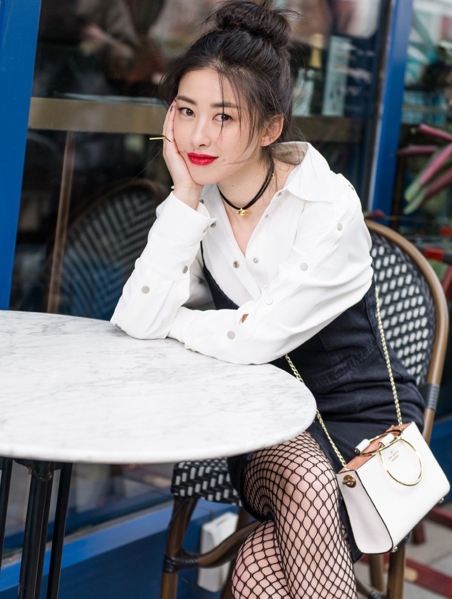 朱珠|朱珠和老公首现机场，素颜蓬发身材走样，老公却西装革履派头十足