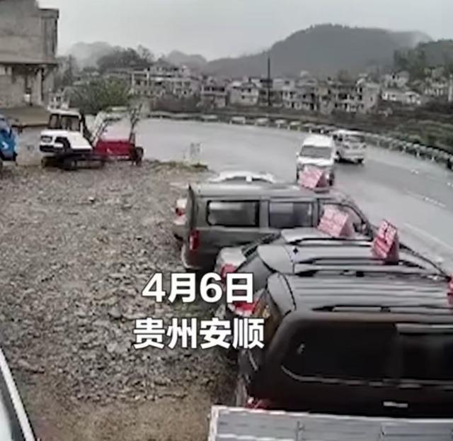 陈亮聊生活 贵州：女司机连撞5辆车，车行老板很无奈，“我把油门当刹车了”