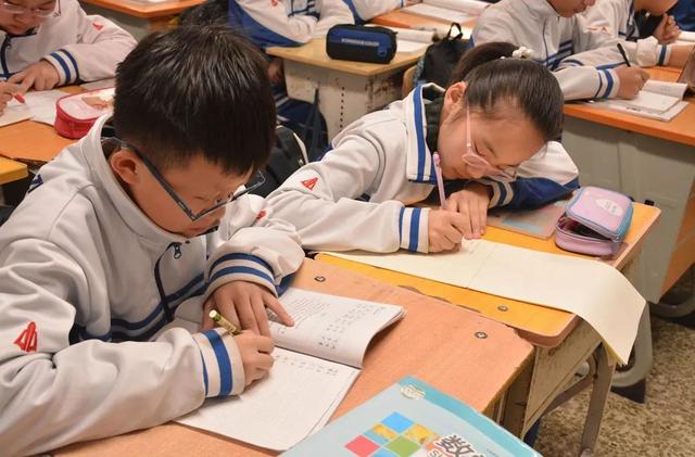 蔷薇妈妈育儿记|初中生自创“容嬷嬷体”，每一笔都像被扎针，老师：看着就觉得痛