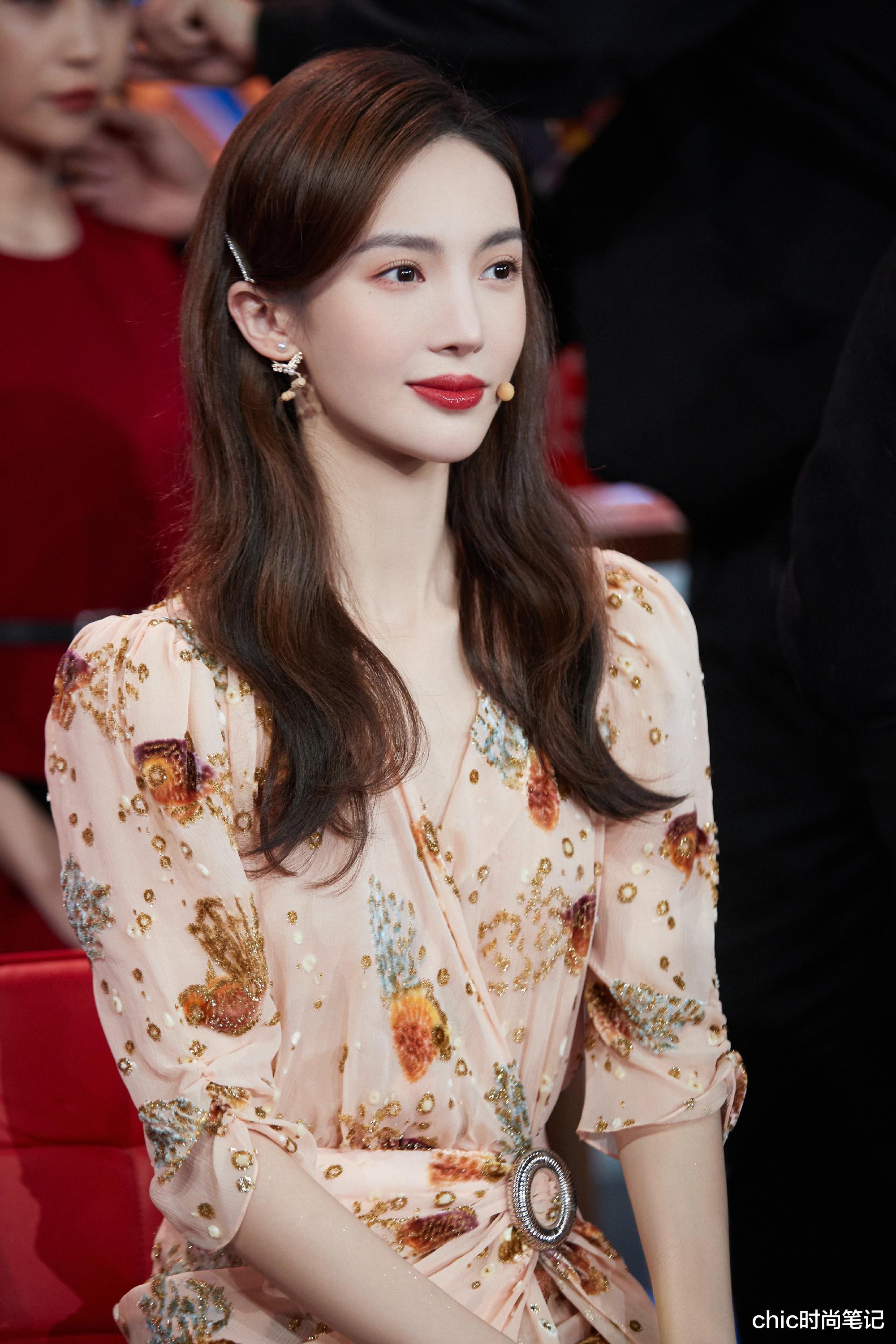 王小蒙|金晨脖子有14cm长,而我们却穿成无脖子星人?