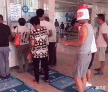 |搞笑GIF：100万一次，100万两次，好的后面大哥出500万，成交咣当...