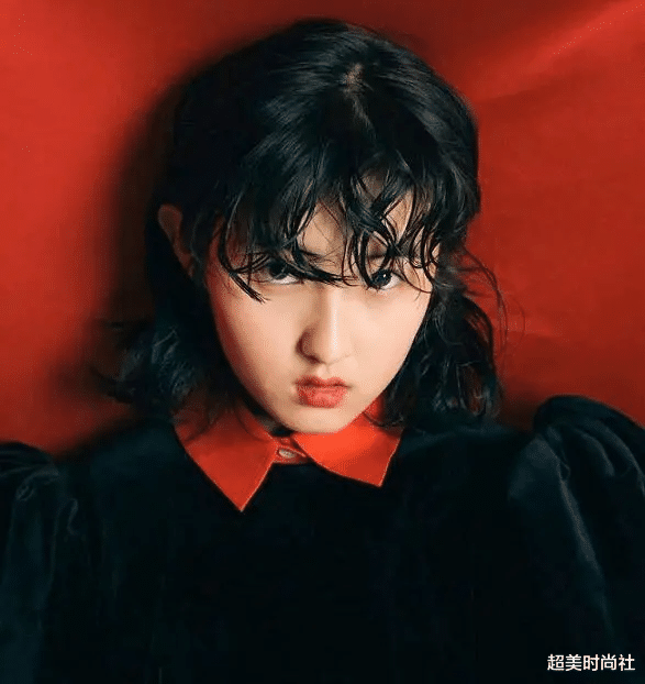 美甲|张子枫素颜上综艺，卷毛配娃娃领衬衫太清新，体态变好少女感满分