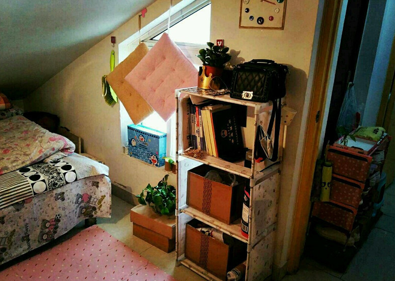 晒晒300元的出租房，卧室巴掌大，脸贴天花板，有谁住得比我差？