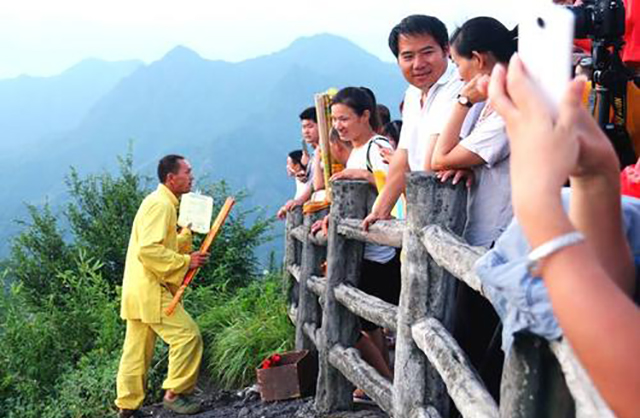 晓君侃史 他在818米悬崖上代人烧香, 一次收199元, 稍有不慎就会失足落崖!