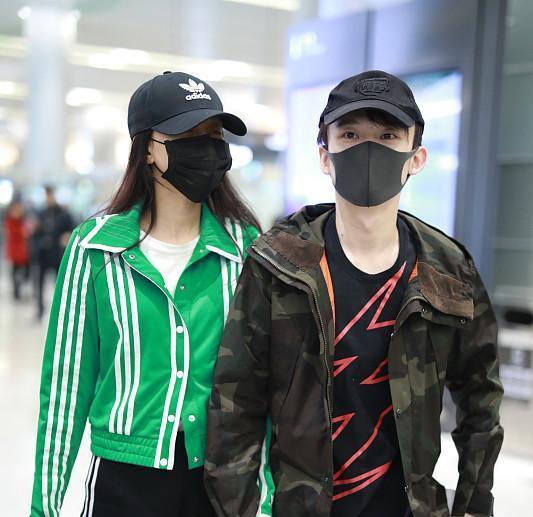 明星素颜|董子健孙怡牵手走机场太甜了，换上简约春装，休闲随性很时髦！