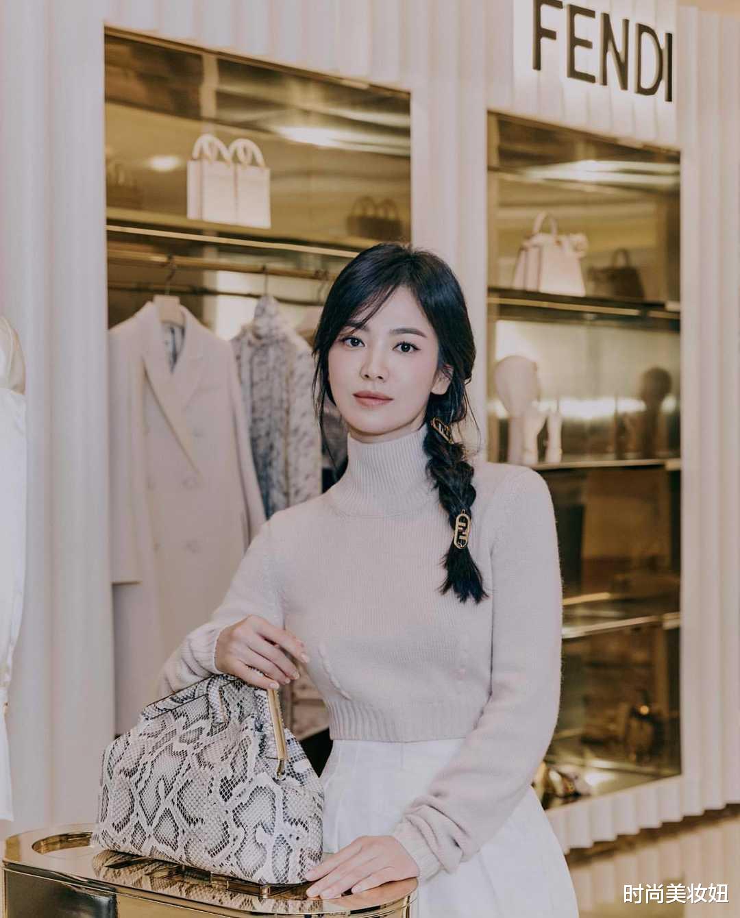 时尚美妆妞|宋慧乔离婚后终于又美回来，穿高领针织衫配短裤，洋气又高级