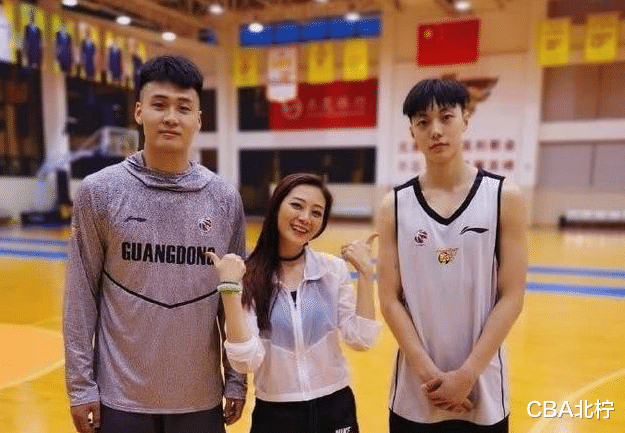 赵睿|CBA三消息：青岛签下江苏外援，福建双塔初显威，赵睿长高三厘米