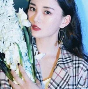 馨子|出道即巅峰，黄圣依都给又土又丑的她做配，如今美成万人迷