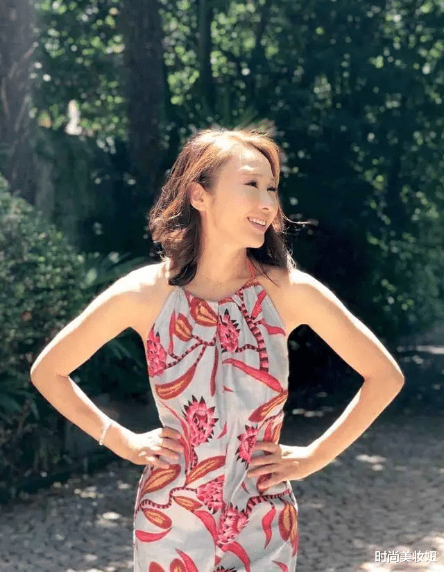 时尚美妆妞|黎姿不愧是“天然美女”，49岁穿吊带连衣裙太迷人，女生都心动