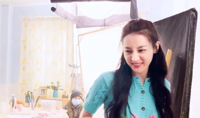 张柏芝|迪丽热巴冬天拍戏为啥只拍上半身？看到她花絮中的下半身：笑岔气