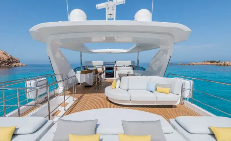 周兰育儿日志|C罗出局乘豪华游艇散心，斥资四千万，五卧六浴室，女友性感相伴