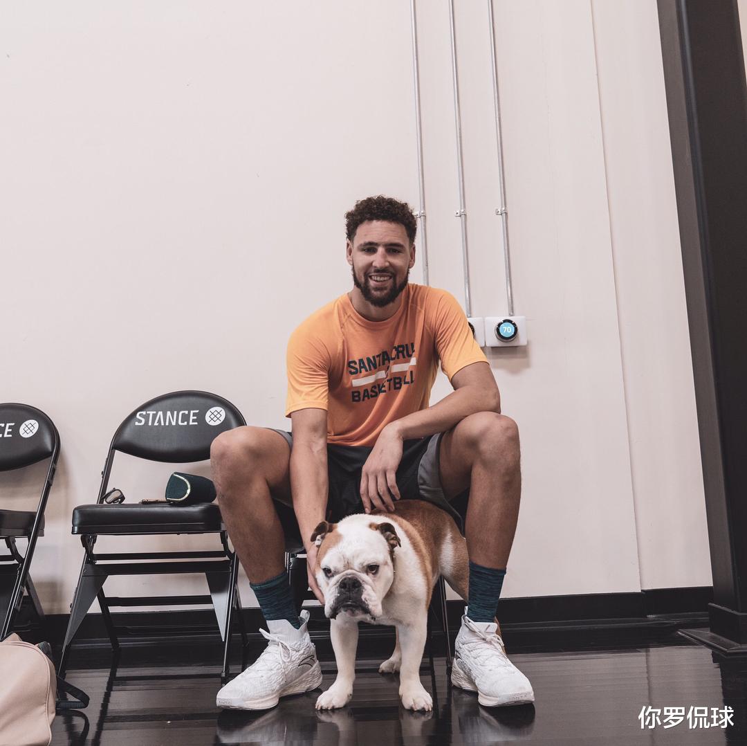 |休赛期汤普森在干嘛？带妹、晒狗、钓鱼，就是不训练，库里着急不